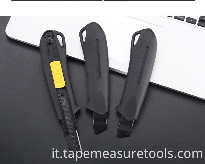 Coltello multifunzionale all-inclusive in gomma nera con lama da 18 mm